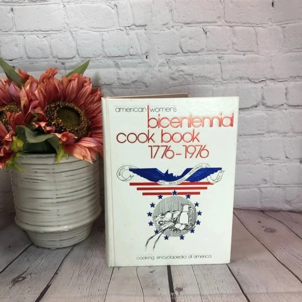 Vintage 1976 AMERICAN WOMEN'S BICENTENNIAL COOK BOOK